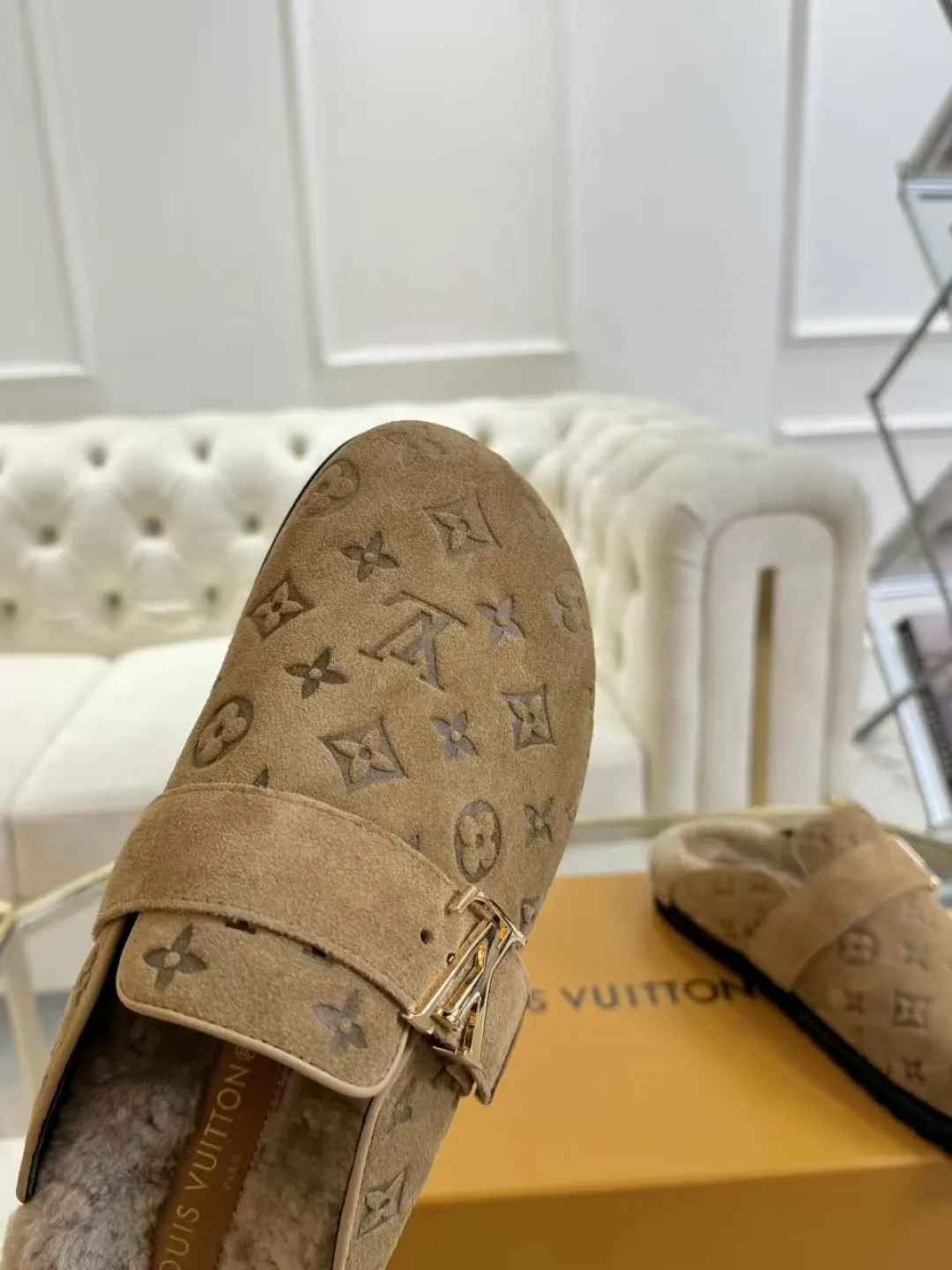 p600✨ LV Couple’s Wool Slippers｜Full of high-end feel, the soles of your feet are luxurious✨ We have achieved the ultimate restoration of the "higher version" of this pair of LV classic toe-toe slippers! 👫💫 🌟 The core advantages are clear at a glance: ✔️ Original jacquard + cowhide fabric, delicate texture, high-end at first glance; ✔️ 280% pure wool lining, wearing barefoot is like stepping on clouds ☁️, soft and skin-friendly and not sweaty; ✔️ Non-slip rubber bottom + three-dimensional toe design, super stable for walking, fashionable and practical!  👀 Must-have attention to detail: Belt buckle + classic LV presbyopic elements, revealing the aura of a big-name brand in a low-key manner ~ Whether it is a couple dating or a trip with besties, both of them are the focus when they go out👟💖 ✨ Easily match the wardrobe: jeans + sweaters, lazy and casual style ✔️ Coat + skirt, refined and elegant ✔️ One pair of shoes can handle a variety of styles, and the sense of luxury is never artificial ~ #LV slippers #couple outfit #High-End Customization #Quality Shoes Recommendation Fabric: Yangjing/classic jacquard fabric Lining: Imported wool lining Sole: Original rubber sole Size: Female 35-41 Male 38-46